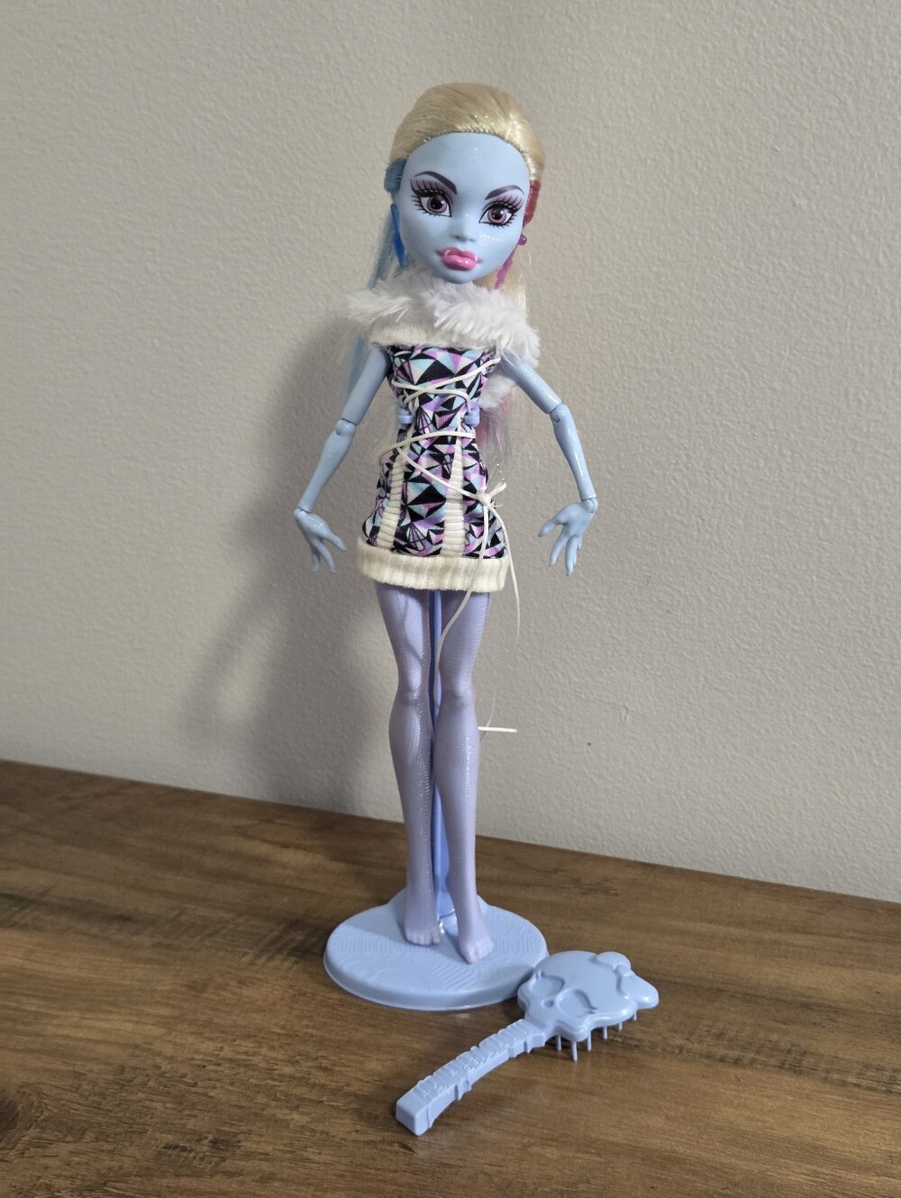 Monster High Abbey Bominable Forst Wave With Stand And Hair Brush